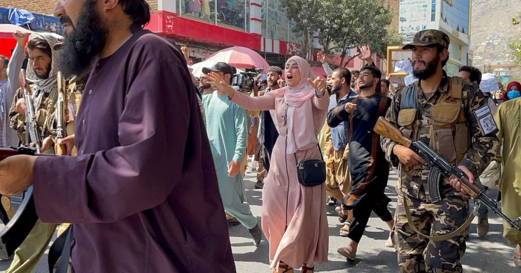 سخنگوی طالبان: تظاهرات مربوط به نظام‌های دموکراتیک است و در نظام اسلامی جایی ندارد